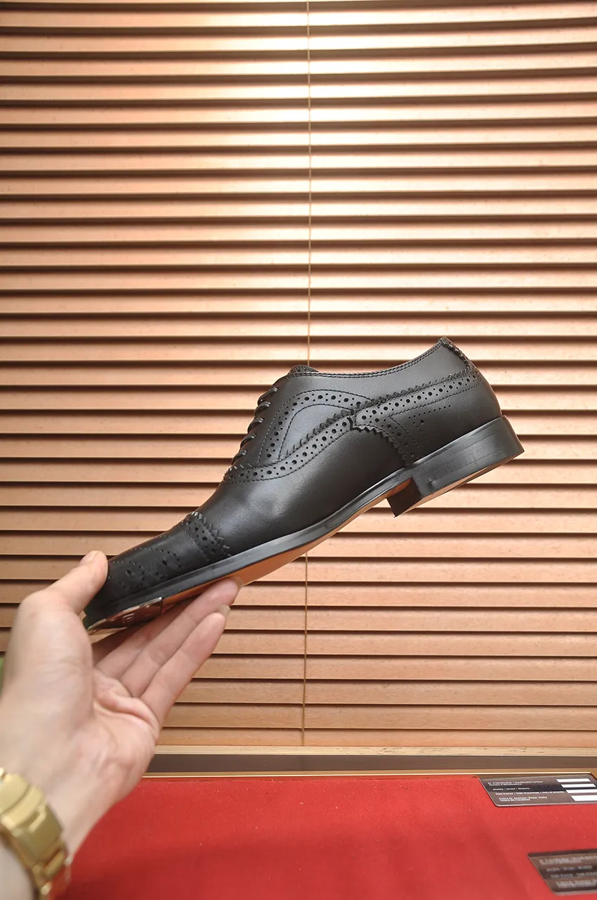 Men's shoes💰660💶 Brand: GUCCI (Gucci) Standard code: Men's code 39/44 (45/46 can be customized) Grade: Same as the official website Original quality Material: Original cowhide Water-dyed cowhide lining Original rubber outsole Style category: Men's fashionable casual leather shoes Distinguished big-name luxury elements top luxury Color: Actual picture
